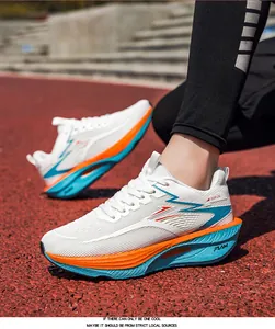 Detailansicht der weißen Marathon-Laufschuhe mit blau-oranger Carbon-Platten-Sohle