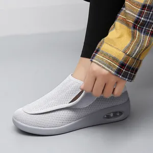 Scarpe da camminata in mesh grigio per anziani con vestibilità ampia e cinturino regolabile