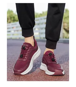 Close-up van bordeaux wandelschoenen met ademend mesh en dikke witte zolen voor comfort.