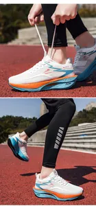 Detailansicht der weißen Marathon-Laufschuhe mit blau-orangen Carbonplatten-Sohlen.