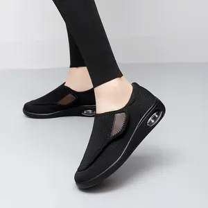 Scarpe da camminata leggere a pianta larga per anziani con cuscinetto d'aria nel tallone.