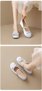 Detalle de cerca de los elegantes zapatos Mary Jane de satén plateado con un lazo