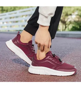 Close-up van bordeauxrode wandelschoenen voor ouderen met comfortabele witte zolen