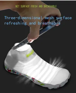Gros plan détaillé de chaussures de wading en mesh montrant une grande respirabilité à l'air.