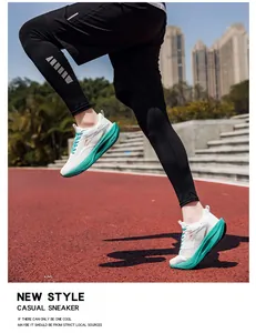 Profi-Marathon-Laufschuhe in Weiß mit türkisfarbener Carbonsohle in voller Action