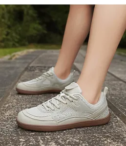 Detalle de zapatillas de malla transpirable con suelas de goma marrón duraderas para uso diario.