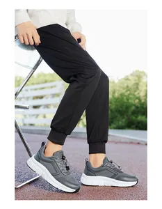Comfortabele grijze wandelsneakers met zachte zool voor dagelijkse buitenactiviteiten.