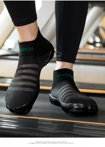 Gros plan sur les chaussures d'eau en maille noire avec logo brodé vert.
