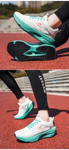 Detailansicht der weiß-türkisen Marathon-Karbonplatten-Laufschuhe auf roter Laufbahn