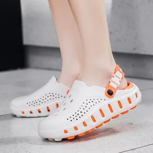 Witte en oranje klompen met dikke zool voor zomerse buiten- en strandactiviteiten