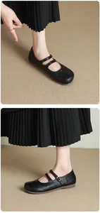 Vues détaillées de chaussures plates Mary Jane en cuir noir à bout fendu et lanières.