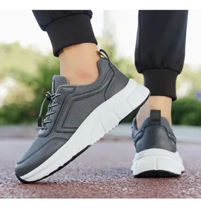 Detailweergave van grijze mesh wandelschoenen met dikke witte antislipzolen van opzij