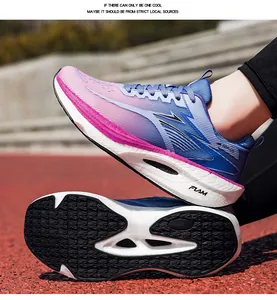 Detailansicht von Marathon-Laufschuhen mit Carbonplatte für Rennen und Fitnesstraining