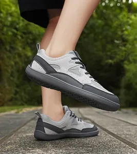 Zapatillas deportivas grises de malla transpirable con puntera ancha para hombre