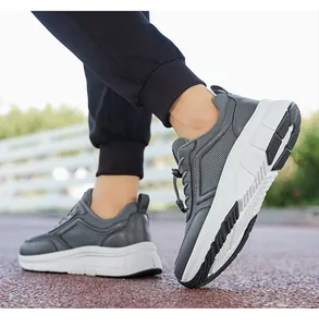 Detailopname van comfortabele grijze wandelschoenen met zachte witte antislipzolen