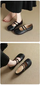 Vue de dessus détaillée de chaussures Mary Jane noires à doubles brides et style vintage