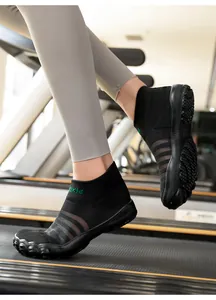 Chaussures d'eau respirantes en maille noire pour hommes et femmes sur un tapis roulant