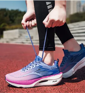 Nahaufnahme von Marathon-Laufschuhen mit blau-pinkem Farbverlauf-Design