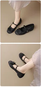 Elegantes zapatos Mary Jane de raso negro con lazo y cuña interior