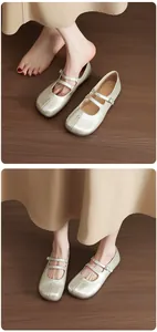 Vue détaillée des chaussures Mary Jane plates tabi dorées portées par un mannequin.