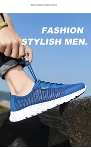 Vue latérale de chaussures de course légères en maille bleue respirante pour hommes