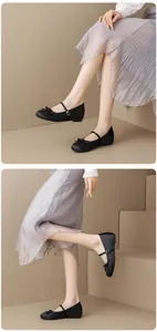 Elegantes zapatos Mary Jane de satén negro con lazos de cinta y cuña interior oculta