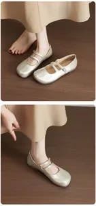 Vue détaillée des chaussures Mary Jane argentées à bout fendu avec texture métallisée