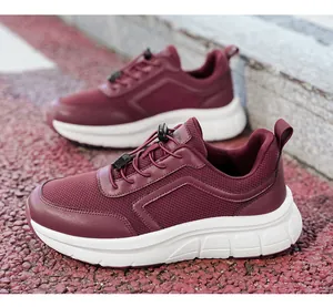 Detailopname van bordeauxrode wandelschoenen voor ouderen met antislip zachte zolen