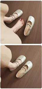 Vue détaillée des chaussures Mary Jane plates dorées avec design tabi et deux brides