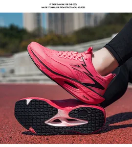 Detailansicht pinker Marathon-Laufschuhe mit griffiger Außensohle und Mesh-Obermaterial