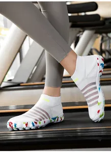 Vue détaillée de chaussures d'eau en mesh blanc respirant avec semelles colorées et rayures