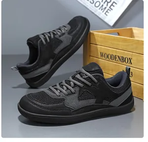 Primer plano de zapatillas casuales de malla transpirable negra con diseño de punta ancha