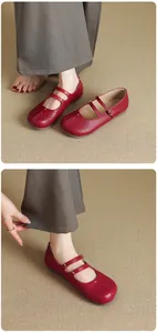 Vue détaillée des ballerines Mary Jane rouges à bout fendu et brides réglables élégantes