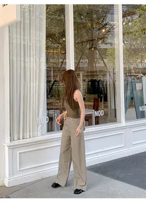 Schwarze Tabi-Ballerinas im französischen Stil, getragen mit weiter Hose auf der Straße
