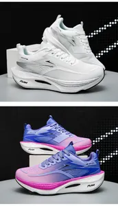 Detailansicht der Marathon-Rennschuhe mit Carbonplatte in Weiß und Lila-Farbverlauf