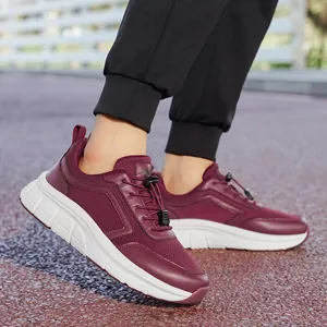 Comfortabele bordeauxrode wandelschoenen voor ouderen met zachte antislipzolen en ademend mesh