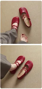 Vue détaillée des chaussures Mary Jane rouges à bout fendu avec de doubles brides