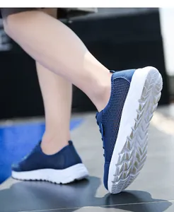Détail de baskets en maille bleu marine respirantes pour hommes montrant la semelle.