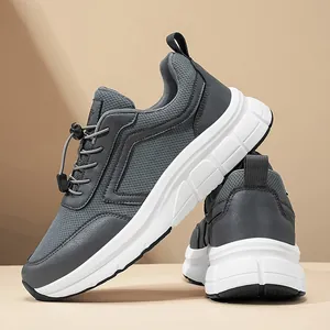 Comfortabele grijze wandelschoenen voor ouderen met antislip zachte witte zolen