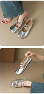 Vue détaillée des ballerines Mary Jane argentées avec un design unique à bout fendu