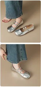 Vue détaillée des ballerines Mary Jane argentées à bout fendu portées avec un jean bleu