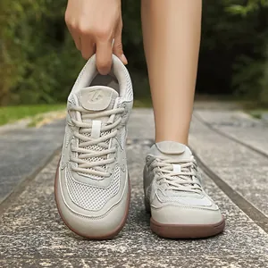 Ademende mesh casual sneakers met brede neus en duurzame bruine zool voor sport
