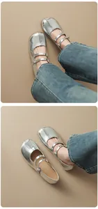 Vue détaillée des ballerines Mary Jane argentées à bout fendu portées par un mannequin