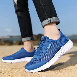Baskets en maille bleue pour hommes, chaussures de course légères et respirantes sur la plage