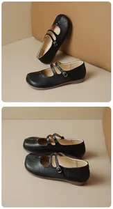 Vue détaillée de chaussures Mary Jane noires avec double bride réglable et bout rond