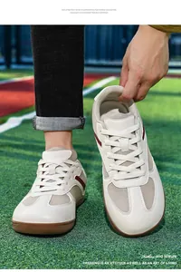 Primer plano de zapatillas de cuero estilo German Army Trainer con punta ancha