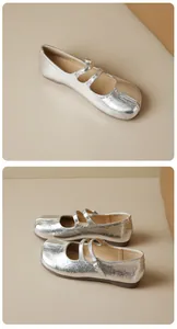 Détail de ballerines Mary Jane argentées à bout fendu avec doubles brides.