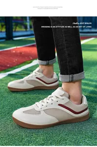 Vista detallada de zapatillas de deporte casuales beige en un campo de juego verde