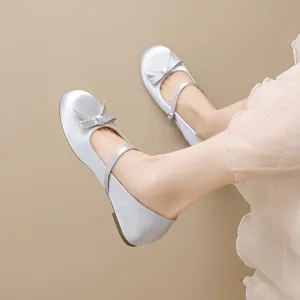 Zapatos Mary Jane de satén plateado estilo francés con lazo y punta redondeada.