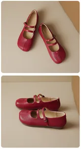 Gros plan de chaussures Mary Jane rouges avec bout fendu et bride réglable détaillée